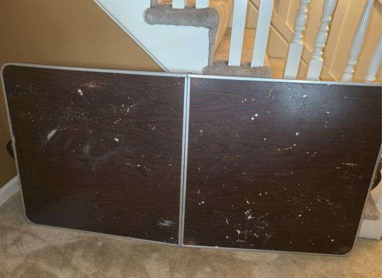 Folding table