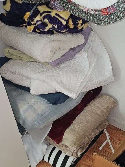 Quilt, Blankets and Linens