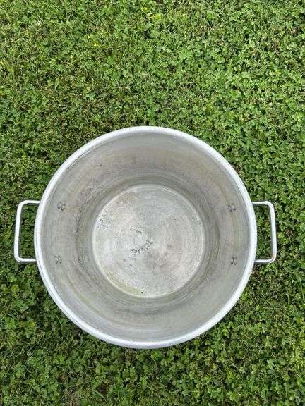 Aluminum pot with lid