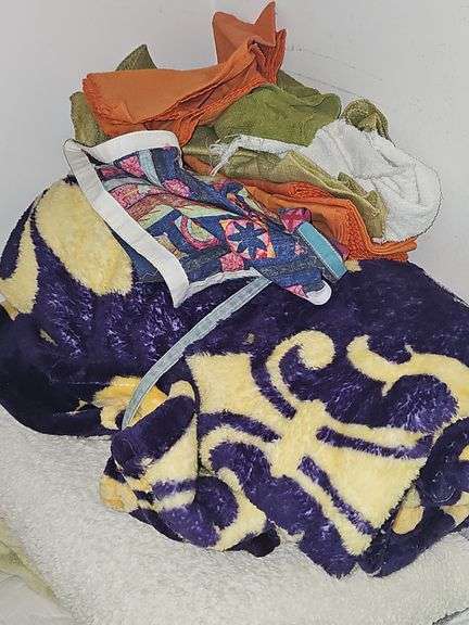 Quilt, Blankets and Linens