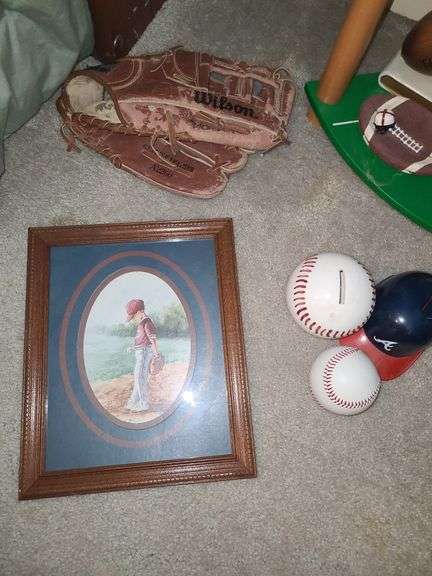 Baseball gl9ve, baseballs, baseball decore.