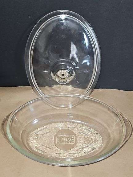 Pyrex bowls with lids & oval bowl with lid in basket