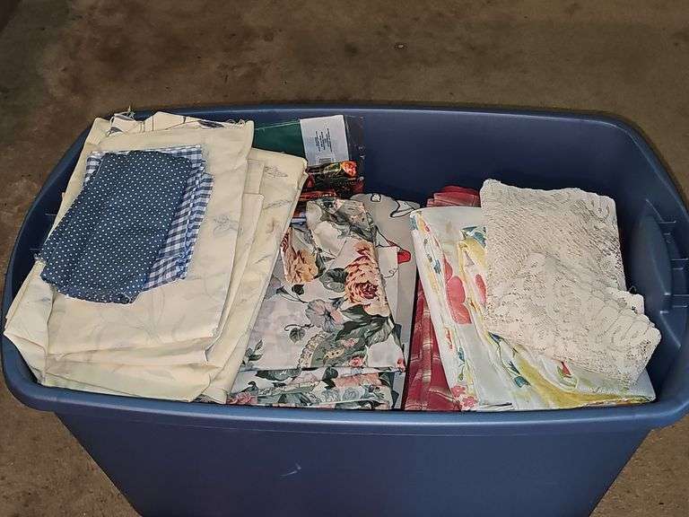 Tote of linens