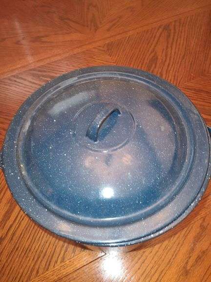 Blue enamel stock pot with lid