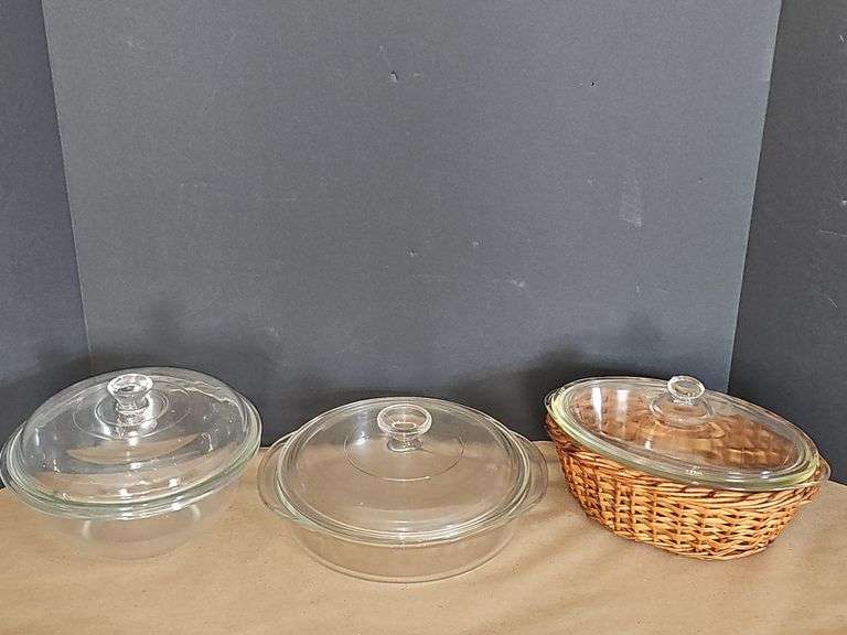 Pyrex bowls with lids & oval bowl with lid in basket