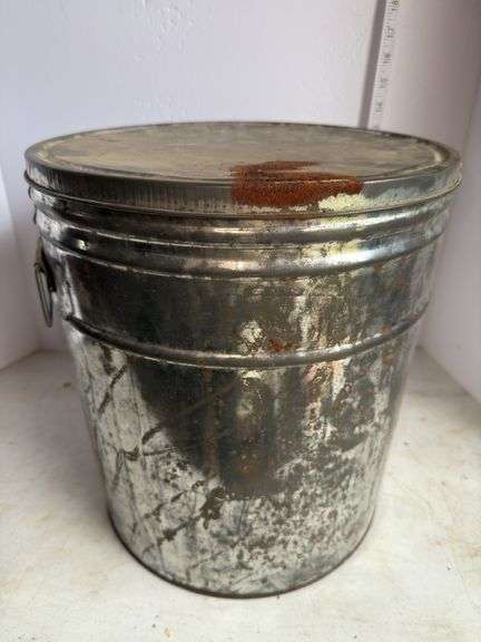 Metal tin can with lid