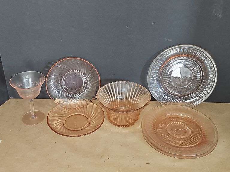 Mixed lot of pink depression glass.