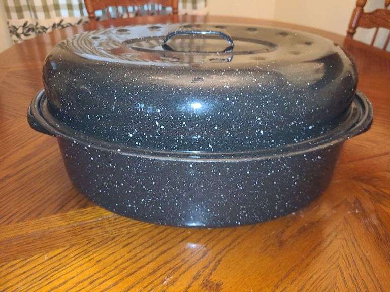 Black and enamel roasting pan with lid.