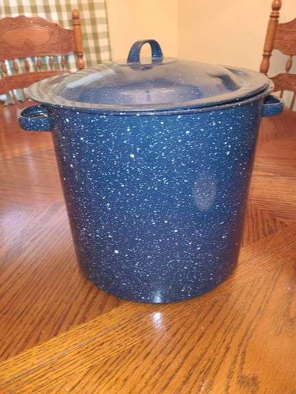 Blue enamel stock pot with lid