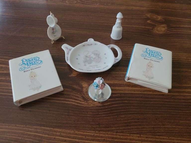 Minature Precious Moments figures & 2 mini books
