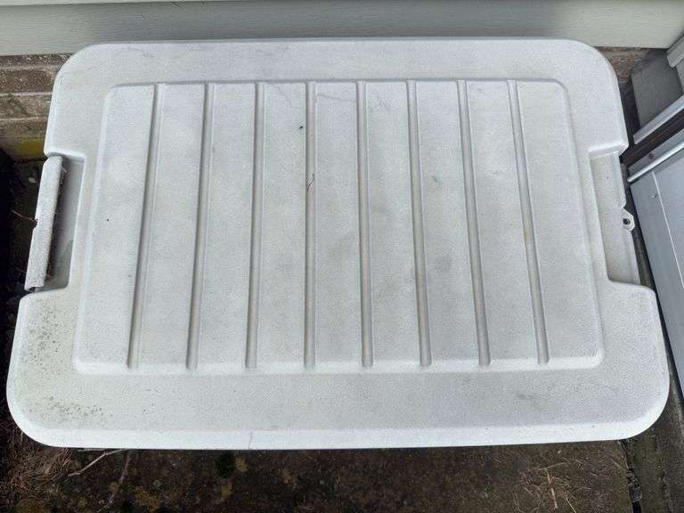 Rubbermaid storage tote