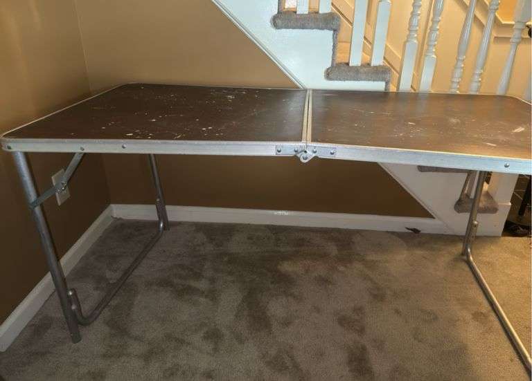 Folding table