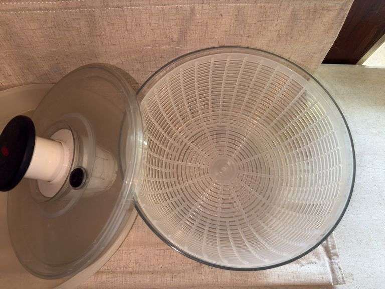 Large Tupperware bowl & other kitchen items