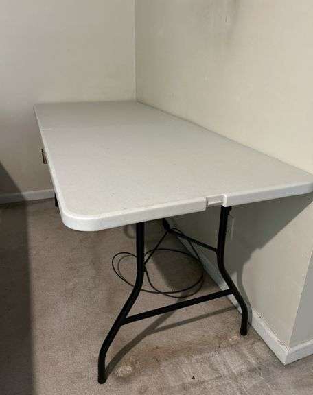 Folding table