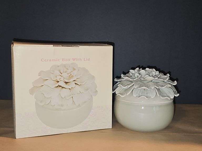 Ceramic box with lid