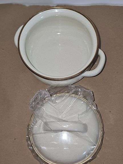 .5 Qt white covered soup Casserole pan