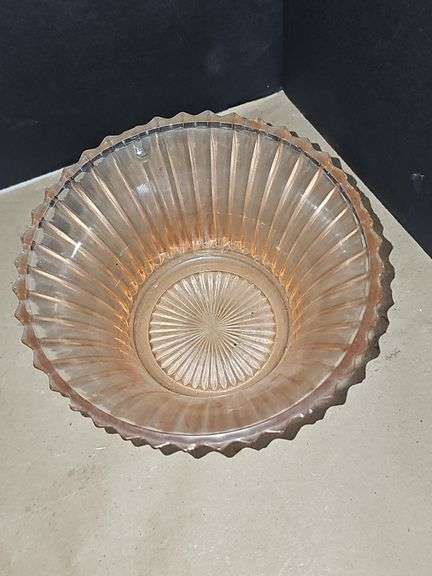 Mixed lot of pink depression glass.