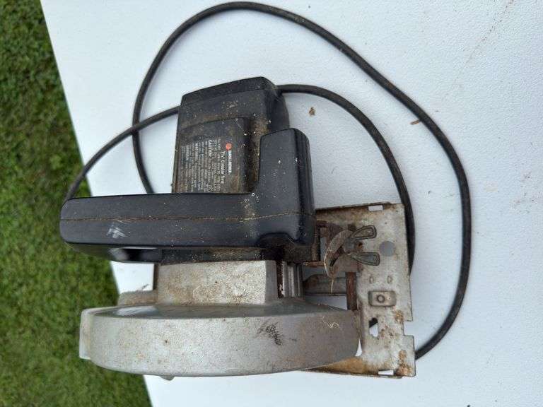 Black and Decker corded saw
