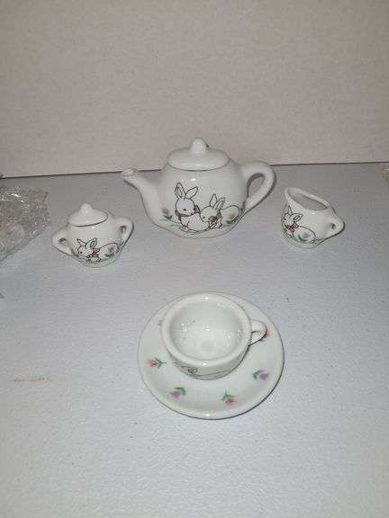 Minature tea set in pink box