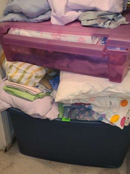 Blue tote linens