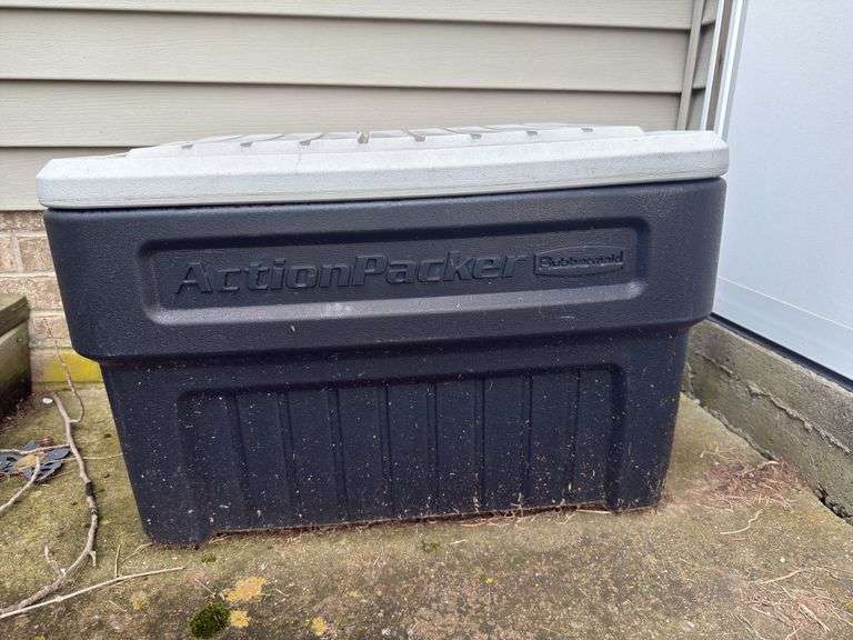 Rubbermaid storage tote