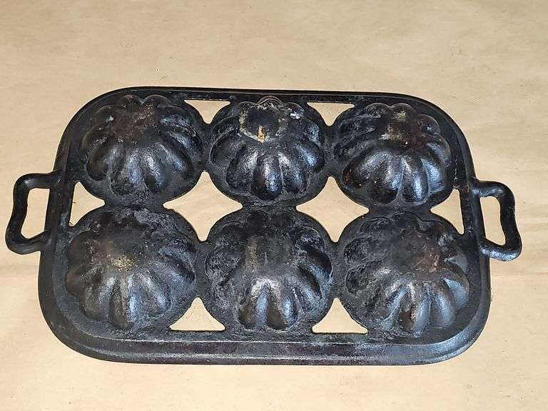 Vintage Cast Iron Turk's Head Muffin Pan