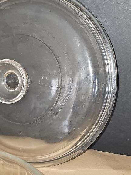 Pyrex bowls with lids & oval bowl with lid in basket