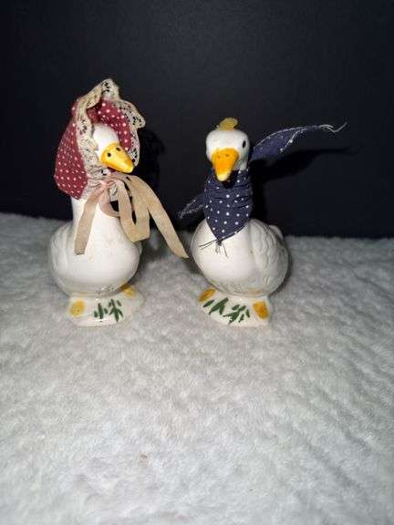 Vintage 1970's Mr & Mrs Bonnet Geese Figurine