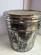 Metal tin can with lid
