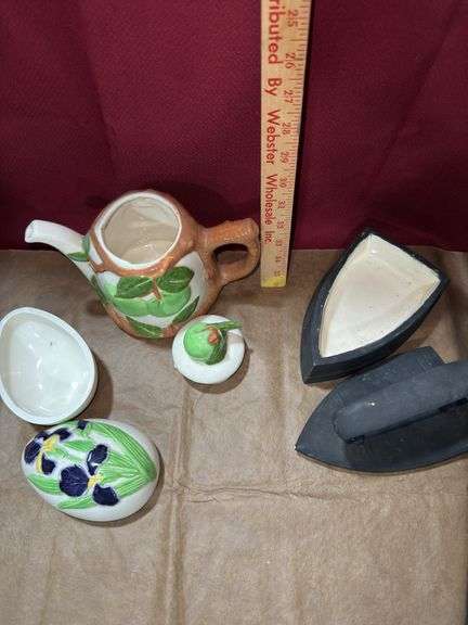 Teapot & Ceramic trinket boxes