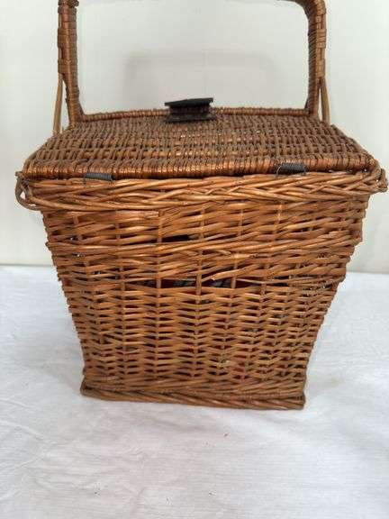 Wicker picnic basket