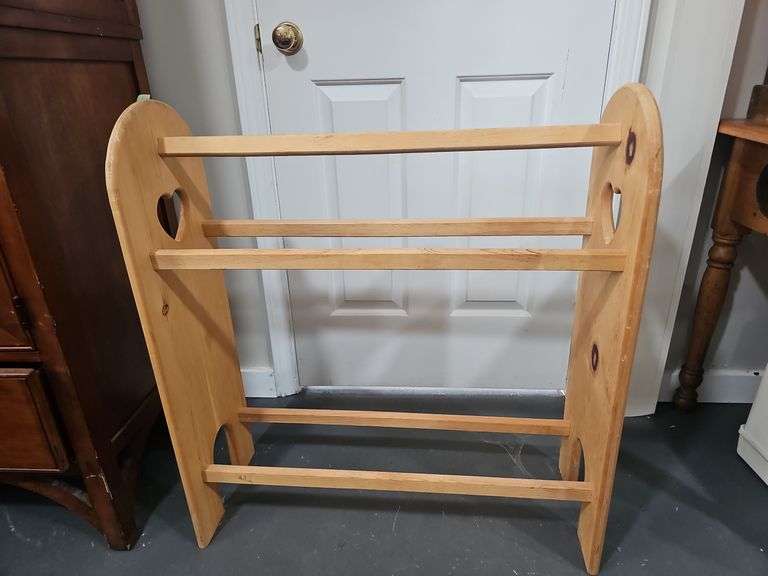 Natural wood quilt rack