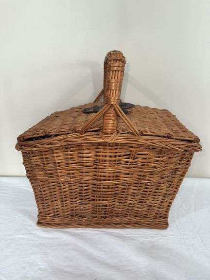 Wicker picnic basket