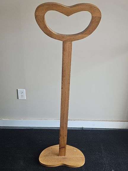 Heart-shaped quilt rack