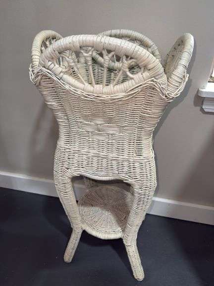 Wicker plant holder