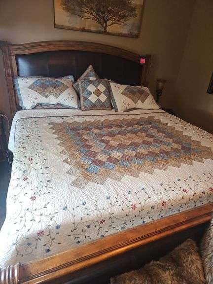 King Size Quilt with Pillow Shams & Pillows