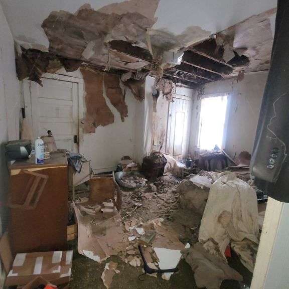 FIXER UPPER HOUSE in Perryville