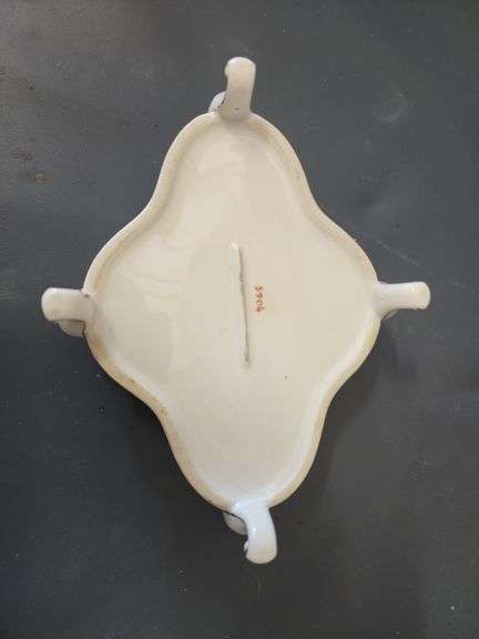 Vintage clover shaped trinket box.