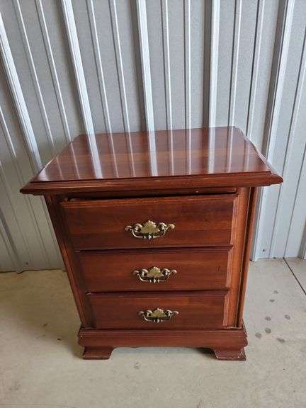 3 drawer night stand