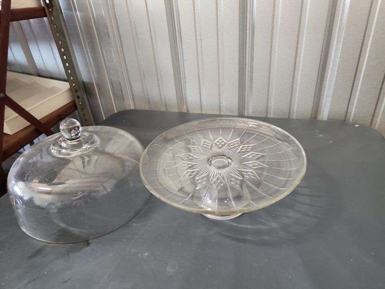 Clear glass cake plate with lid