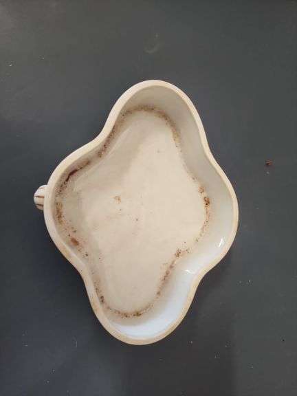 Vintage clover shaped trinket box.