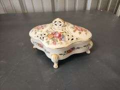 Vintage clover shaped trinket box.