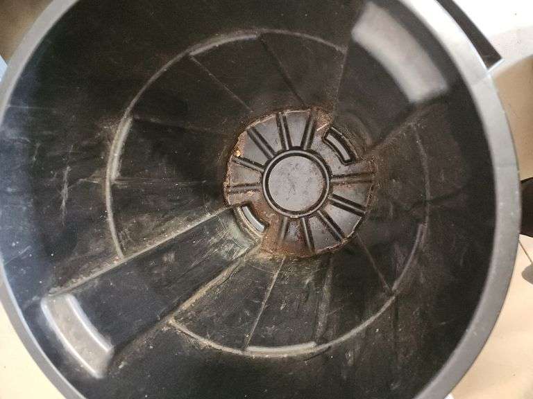 Outdoor trash can