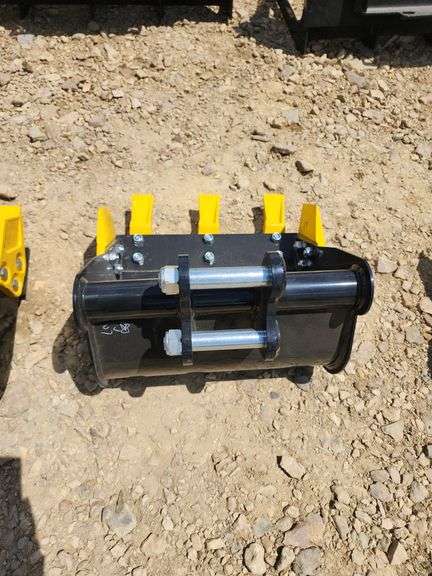 MINI EXCAVATOR DIGGING BUCKET