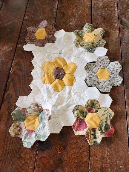 QUILT PIECES,THREAD AND COMB SET