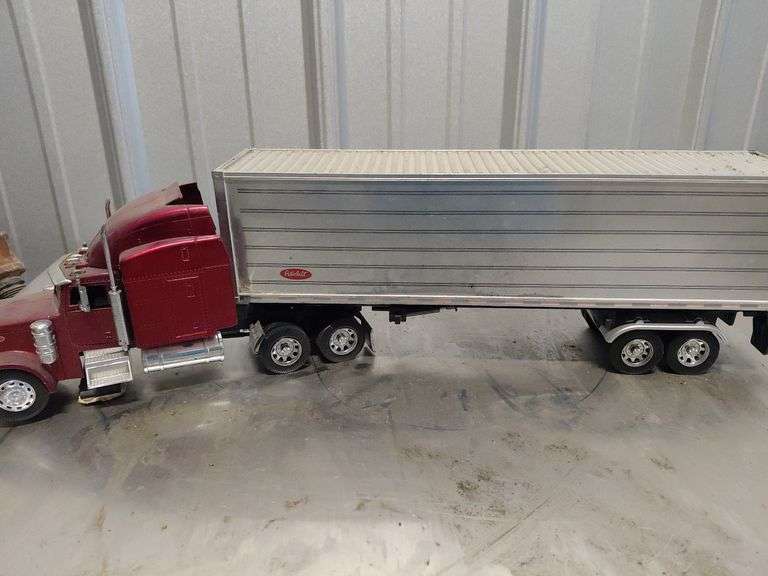 Peterbilt 379 sleeper cab model truck