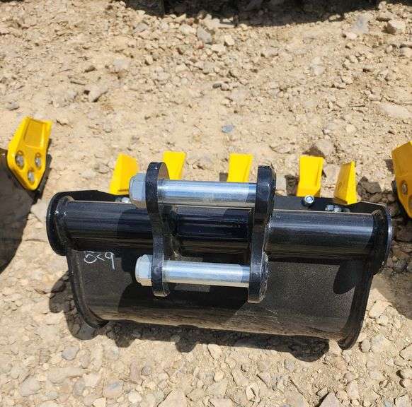 MINI EXCAVATOR DIGGING BUCKET