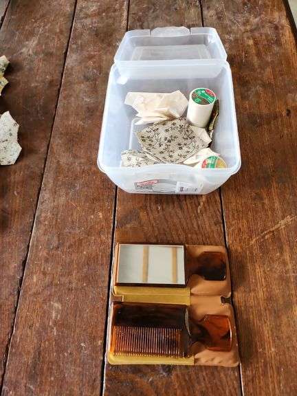 QUILT PIECES,THREAD AND COMB SET