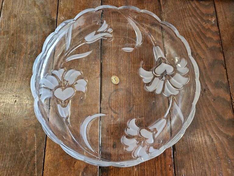 Wilton pizza pan and crystal cake platter