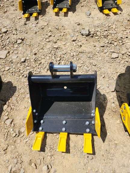 MINI EXCAVATOR DIGGING BUCKET
